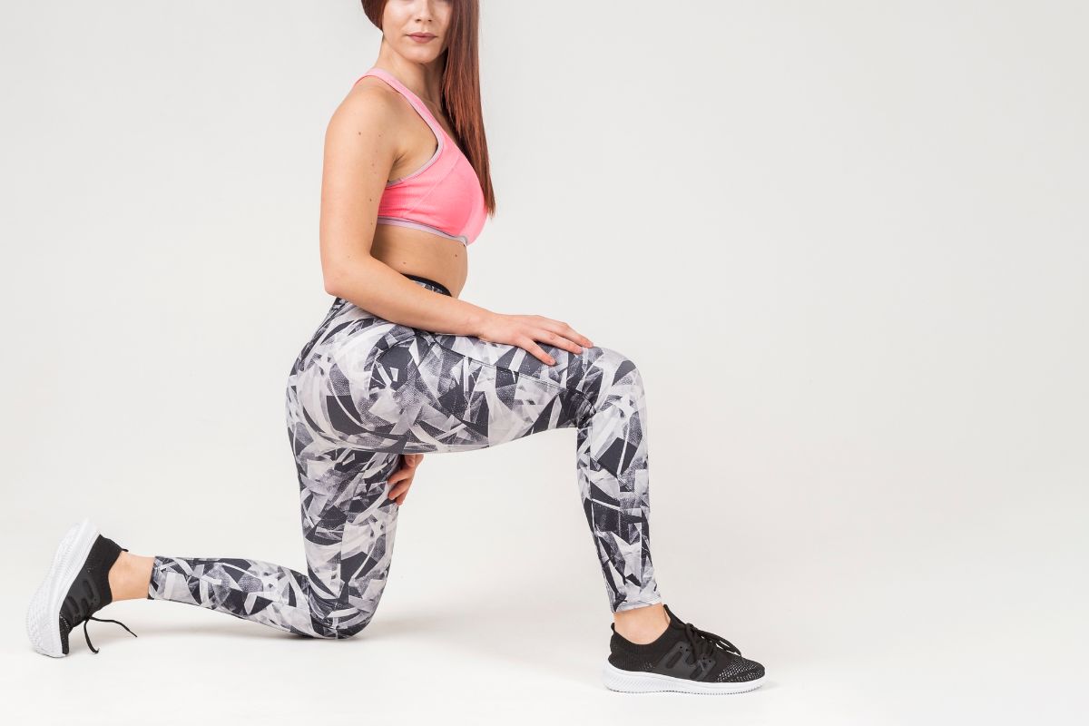 mulher com legging e top fitness