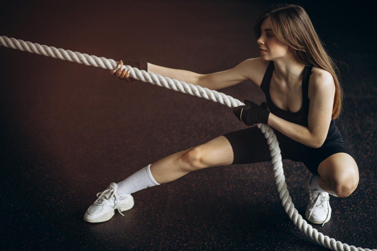 garota segurando corda de exercicio fitness