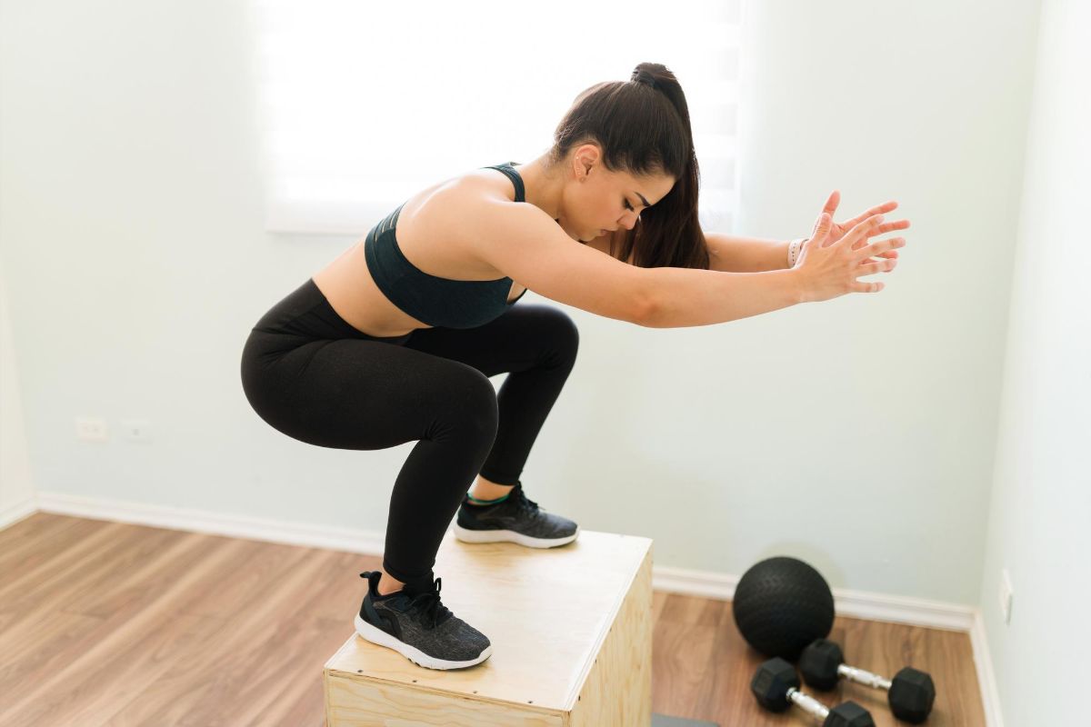 garota praticando exercicios funcionais com caixote