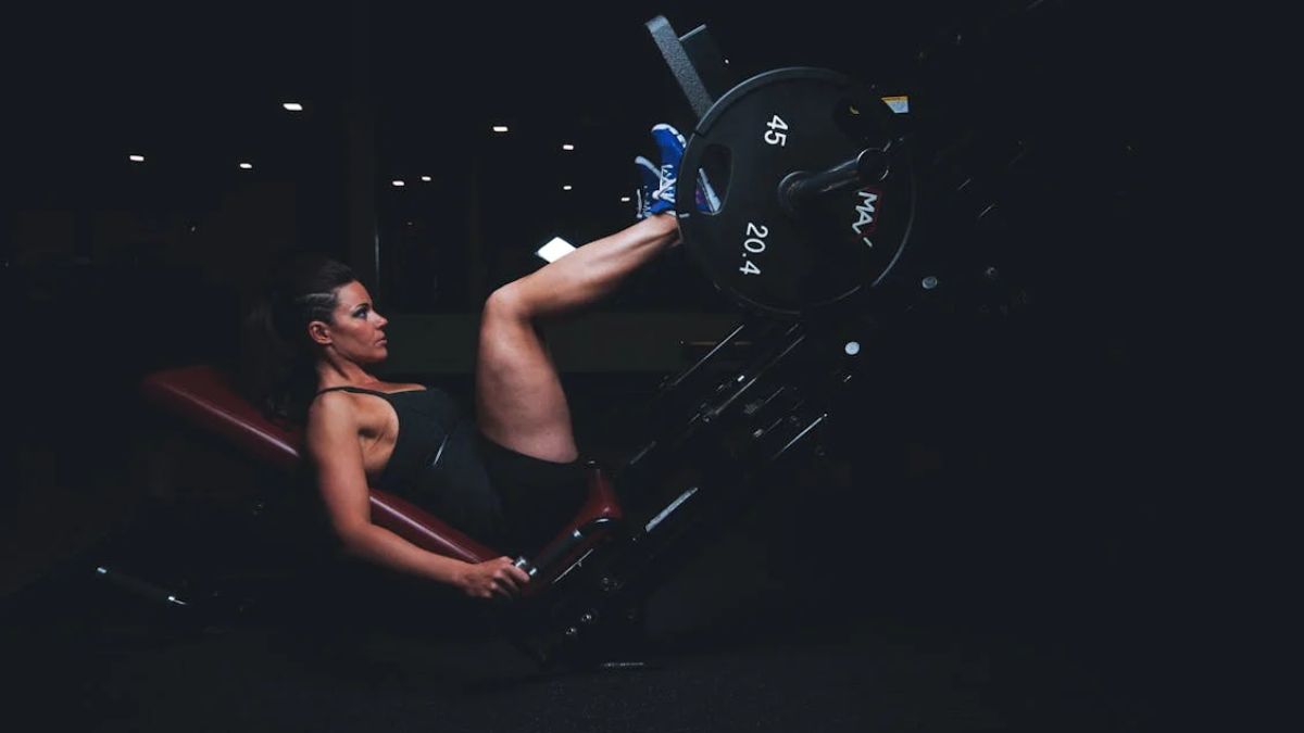 mulher no leg press