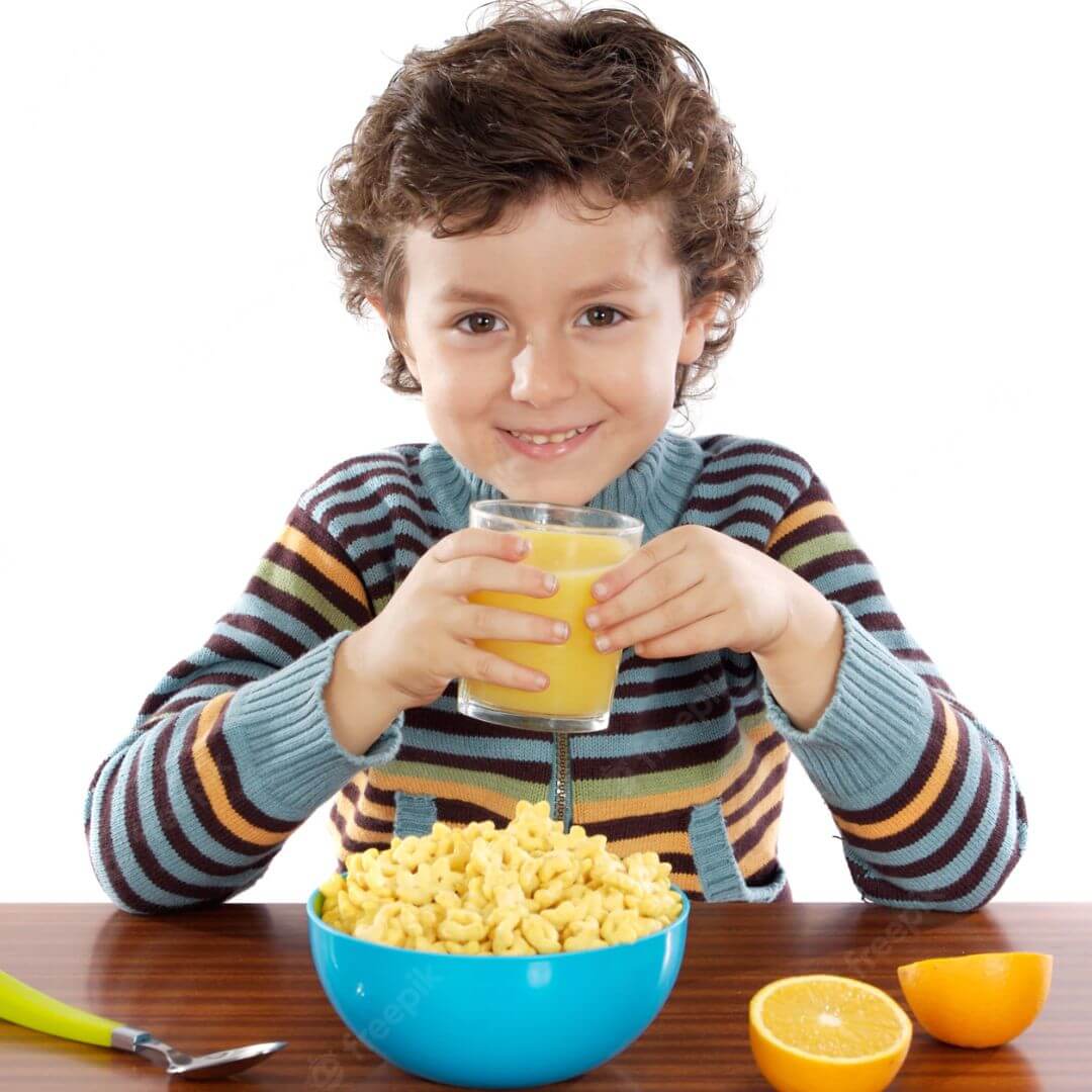 crianca comendo cereal
